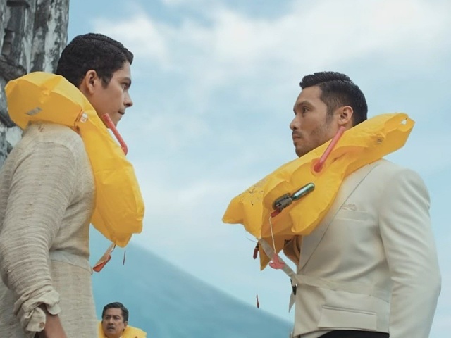 Video hướng dẫn an toàn bay 'tình tay ba' hút hàng triệu lượt xem