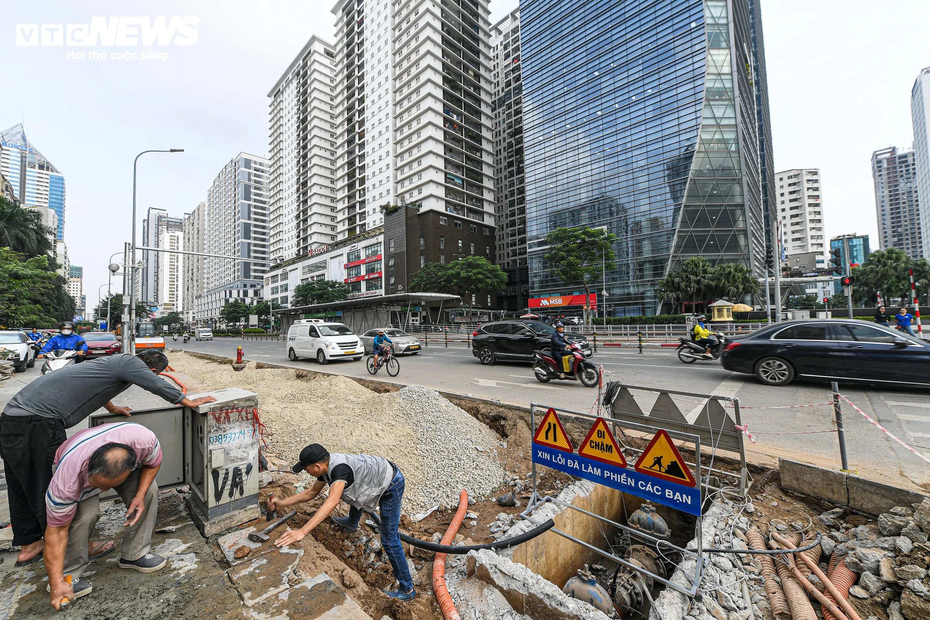 Nhằm giảm áp lực giao thông, từ khoảng giữa tháng 12/2025, các đơn vị chức năng đã triển khai cải tạo nút giao Lê Văn Lương - Hoàng Minh Giám - Nguyễn Tuân. Giải pháp được áp dụng là mở rộng mặt đường thông qua việc xén, thu hẹp một phần vỉa hè trên các tuyến Lê Văn Lương, Nguyễn Tuân và Hoàng Minh Giám, qua đó tăng khả năng thông hành cho các dòng phương tiện. (Hình ảnh ghi nhận chiều 22/12/2025).