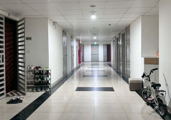 Kệ dép, xe đạp để ngoài hành lang tại một chung cư ở Cầu Giấy, Hà Nội. Ảnh: Phạm Nga