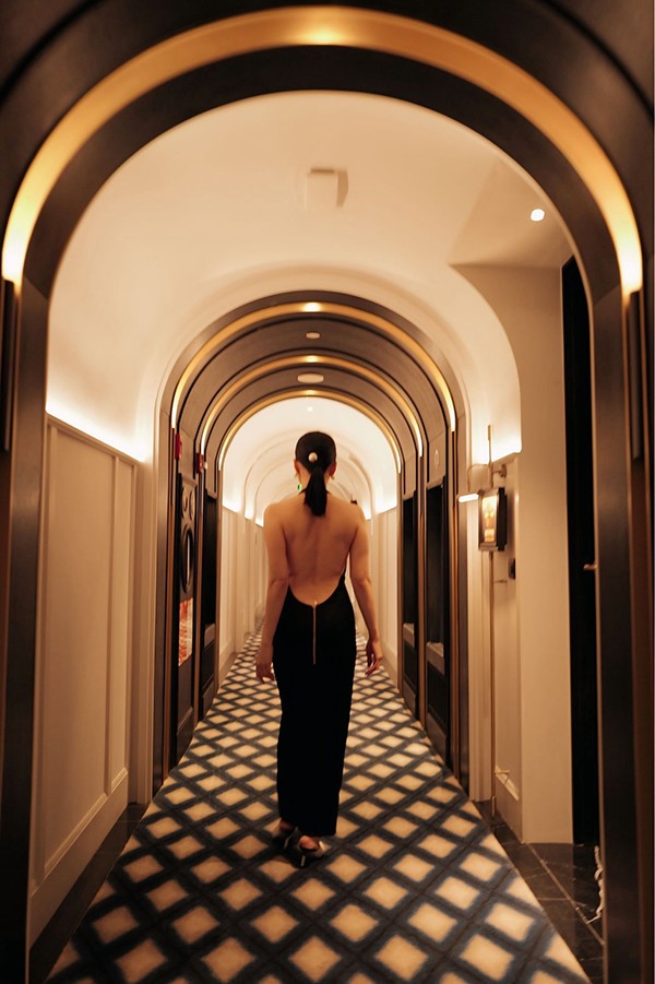 Sau những ồn ào, Lệ Quyên đã đi nghỉ dưỡng cùng bạn trai Lâm Bảo Châu. Người đẹp tiếp tục khoe bờ lưng nuột nà dưới ống kính do bạn trai chụp.