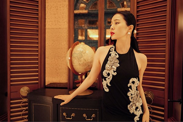 Lệ Quyên sau những ngày miệt mài chạy show, cô đã quyết định dành thời gian cho nghỉ dưỡng. Và địa điểm cô chọn chính là Phú Quốc. Trên trang cá nhân, nữ ca sĩ vui vẻ khoe trọn khoảnh khắc được thả lỏng trong khách sạn hạng sang.