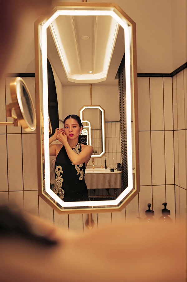 Lệ Quyên cho rằng việc hẹn hò cùng cô đã khiến Lâm Bảo Châu gặp nhiều bất lợi và thiệt thòi. Những nguồn tin tức từ mạng xã hội đã khiến cuộc tình của họ vướng nhiều tranh cãi.