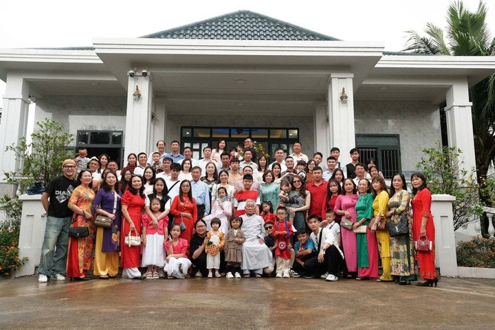  Đại  gia đình diện áo dài chụp ảnh vào đầu năm 2024.  