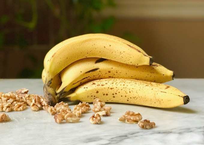 Một quả chuối ăn kèm với các loại hạt rang nhạt như óc chó, điều hay lạc giúp kiểm soát cơn đói hiệu quả.