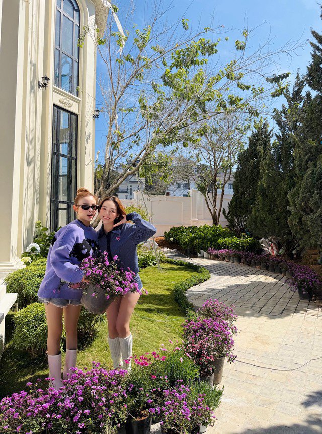 Vốn là bạn thân lâu năm nên Huyền Baby cũng cho hay cô và bạn có cùng chung lý tưởng, chung sở thích, gu thẩm mỹ. Do đó dù chưa khoe toàn bộ căn nhà nhưng nhìn qua một vài góc, cộng đồng mạng cũng phải trầm trồ vì độ chịu chi, giàu có của 2 phú bà.