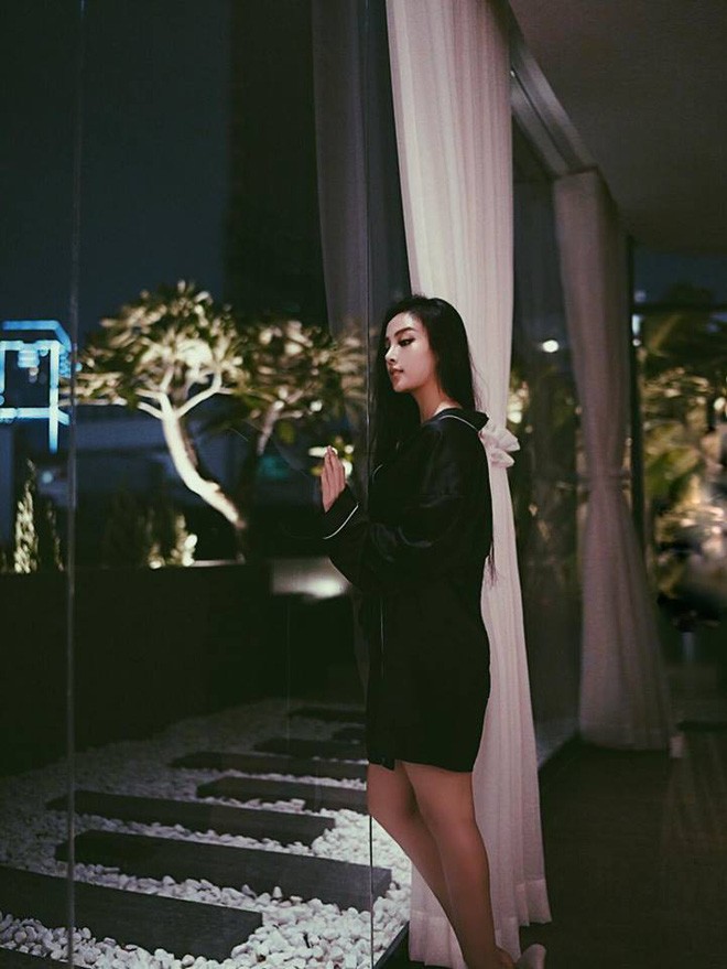 Lối đi lãng mạn hơn nhờ trải sỏi trắng.