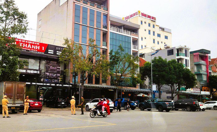 Hình ảnh cảnh sát phong tỏa, thực hiện lệnh khám nhà ông Nguyễn Xuân Biên trên đường Dương Đình Nghệ ngày 26-10-2025. Ảnh: Thành Nam