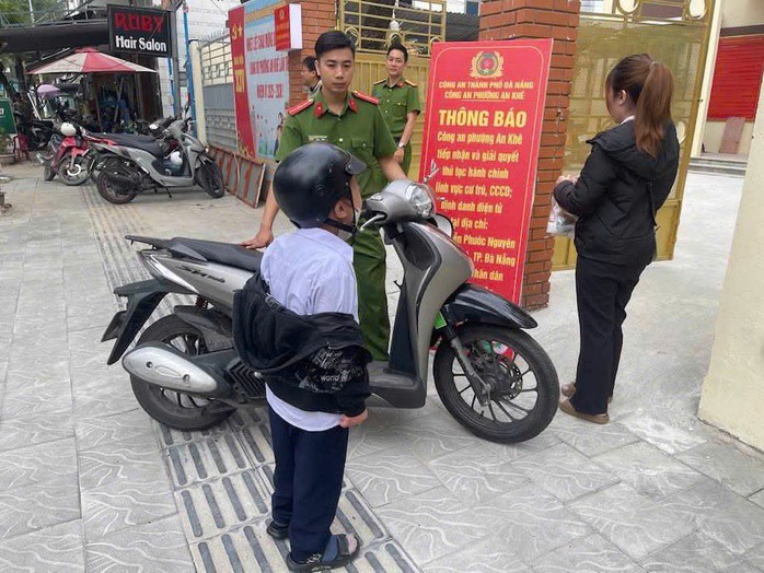 Công an phường An Khê "vận động" cháu bé đi học (ảnh Công an phường An Khê)