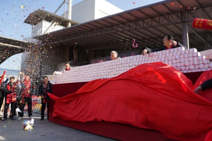 "Núi tiền" xếp trên chiếc bàn dài phủ khăn đỏ tại công ty Nông nghiệp Xanh ở tỉnh Giang Tây ngày 9/1. Ảnh: China News