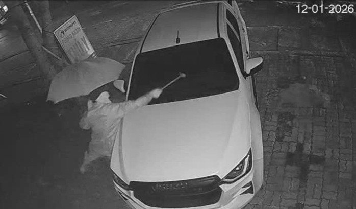 Hình ảnh ông Nguyễn Văn Sơn phá xe ô tô hàng xóm được Camera an ninh ghi lại