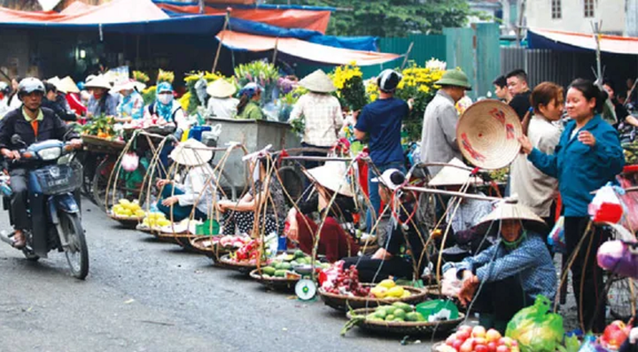 Chuyên gia cho rằng cần luật hóa để hàng quán, chợ cóc không dám bủa vây đô thị. (Ảnh minh họa: Kinh tế đô thị)