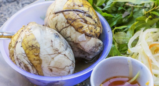 Quý ông nhậu nhẹt thích ăn trứng vịt lộn vì giúp cải thiện tình trạng nôn nao, khó chịu, hỗ trợ đào thải các độc tố trong gan ra khỏi cơ thể. Ảnh internet