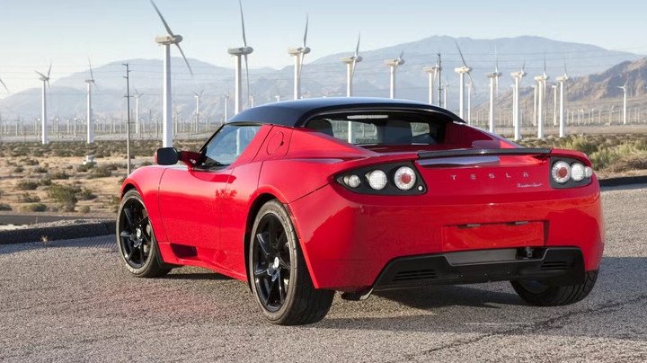 Tổng thống Trump cũng sở hữu một chiếc xe điện với chiếc Tesla Roadster. (Ảnh: Carbuzz)