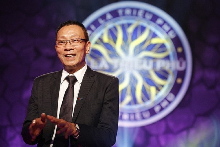 Nhà báo Lại Văn Sâm là MC đầu tiên và gắn bó lâu nhất với chương trình "Ai là triệu phú"