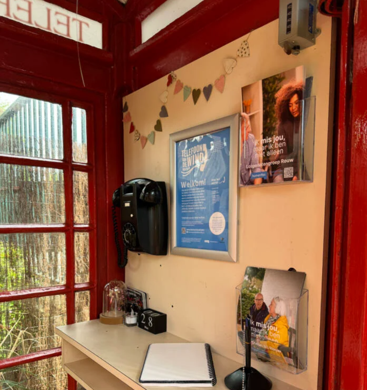 Bên trong một chiếc bốt điện thoại gió ở Amsterdam. (Nguồn: ATI)