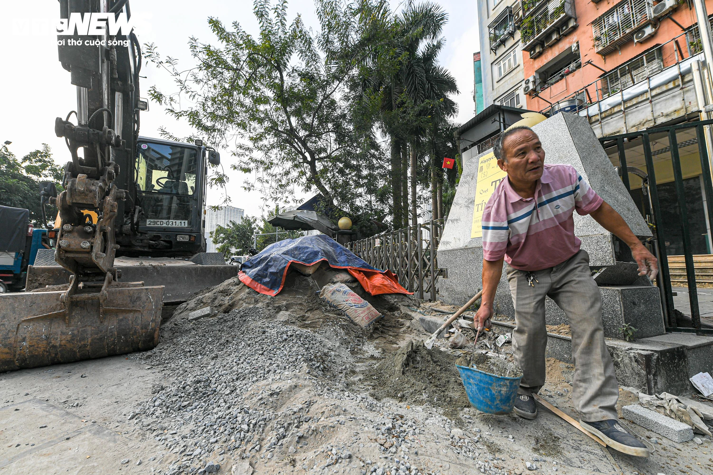 Nhằm giảm áp lực giao thông, từ khoảng giữa tháng 12/2025, các đơn vị chức năng đã triển khai cải tạo nút giao Lê Văn Lương - Hoàng Minh Giám - Nguyễn Tuân. Giải pháp được áp dụng là mở rộng mặt đường thông qua việc xén, thu hẹp một phần vỉa hè trên các tuyến Lê Văn Lương, Nguyễn Tuân và Hoàng Minh Giám, qua đó tăng khả năng thông hành cho các dòng phương tiện. (Hình ảnh ghi nhận chiều 22/12/2025).