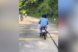 Clip: Xe máy lệch bánh chéo khung vẫn bon bon trên đường