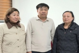 VIDEO: Cảnh sát khám nhà, đọc lệnh khởi tố vợ chồng doanh nhân nổi tiếng Thanh Hóa