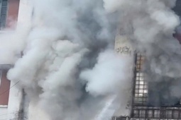 Cháy dữ dội tại một chung cư ở Nghệ An