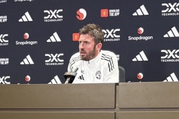 Carrick phớt lờ chỉ trích của Roy Keane nhắm vào vợ, tập trung "giải cứu" MU