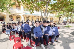 MIA.vn và Larita trao tặng 1.000 balo sau lũ