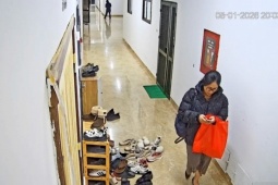 Bức xúc vì hàng xóm lấn chiếm hành lang chung cư