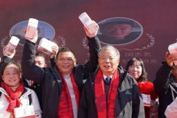 Nông dân Trung Quốc nhận 'núi tiền' thưởng Tết