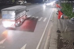 Clip: Xe tải đi ẩu lấn làn khiến hai xe máy 'nằm đường'