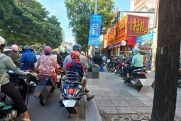 Xe máy leo vỉa hè cẩn thận bị phạt nguội 6 triệu đồng