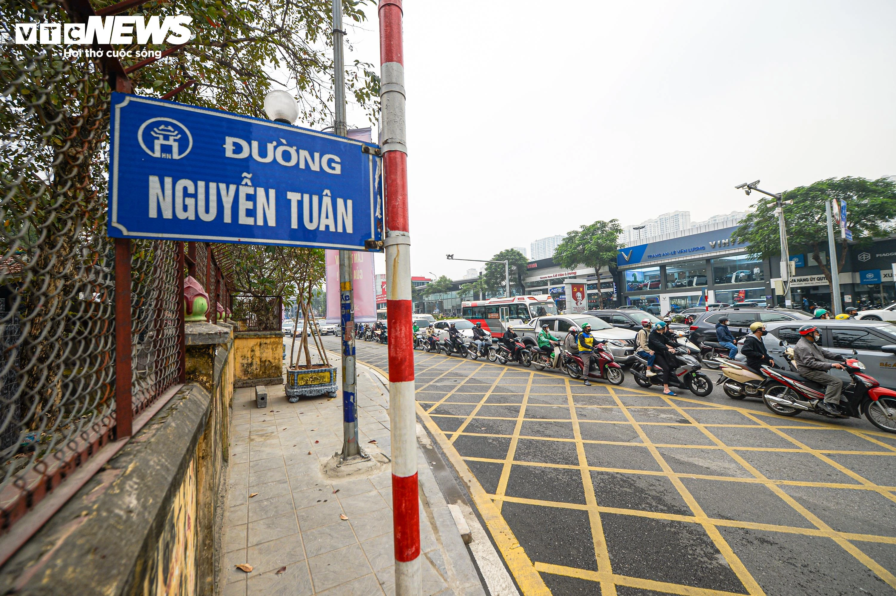 Cùng với đó, làn rẽ phải từ Lê Văn Lương sang phố Nguyễn Tuân được kẻ vạch mắt võng, cho phép các phương tiện rẽ phải liên tục, không phải chờ tín hiệu đèn đỏ.