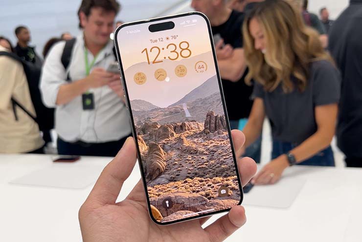 Màn hình iPhone 15 Pro khi chạy iOS 26 không quá hấp dẫn.