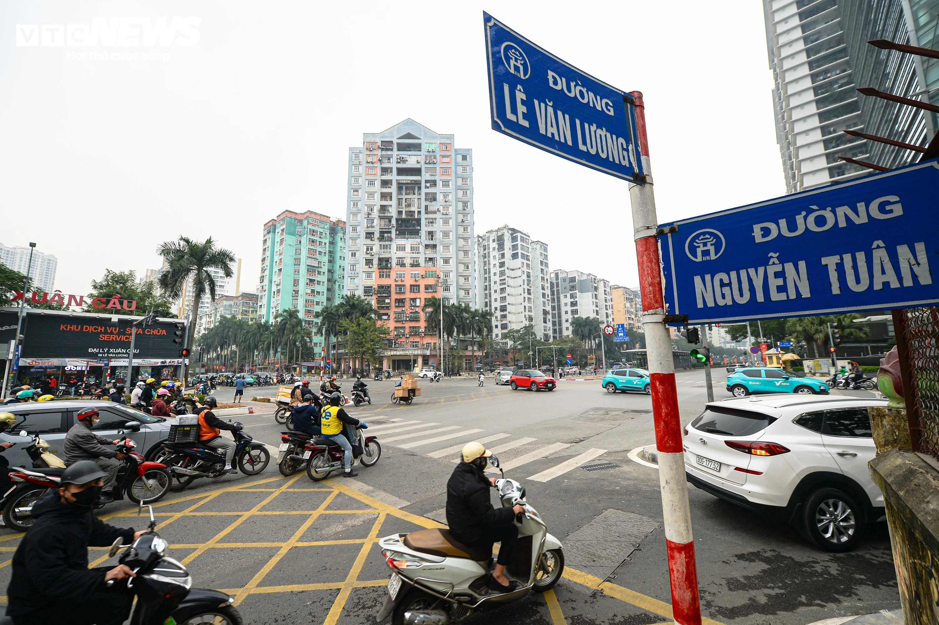 Cùng với đó, làn rẽ phải từ Lê Văn Lương sang phố Nguyễn Tuân được kẻ vạch mắt võng, cho phép các phương tiện rẽ phải liên tục, không phải chờ tín hiệu đèn đỏ.