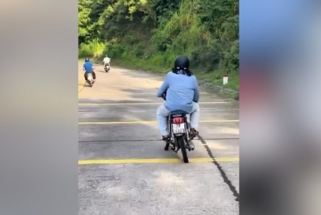 Clip: Xe máy lệch bánh chéo khung vẫn bon bon trên đường