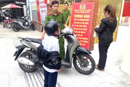 Con khóc không chịu đi học, mẹ chở thẳng tới... đồn công an ở Đà Nẵng