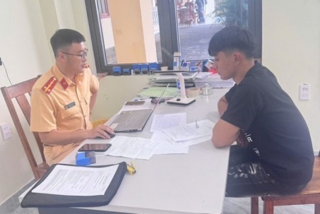 Đã bốc đầu xe còn đăng clip lên mạng xã hội