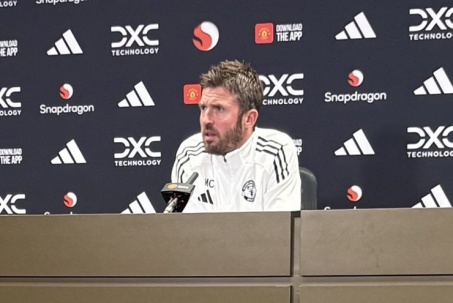 Carrick phớt lờ chỉ trích của Roy Keane nhắm vào vợ, tập trung "giải cứu" MU