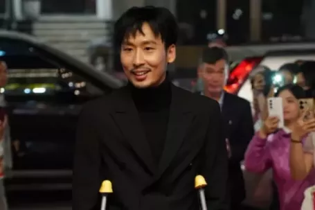 Tuấn Trần chống nạng tới lễ trao giải Cánh diều