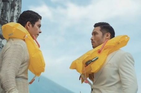 Video hướng dẫn an toàn bay 'tình tay ba' hút hàng triệu lượt xem