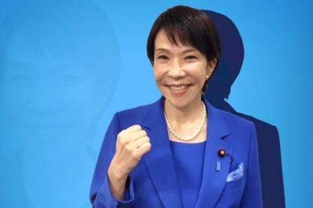 Giải mã tủ đồ xanh lam của Thủ tướng Nhật Bản