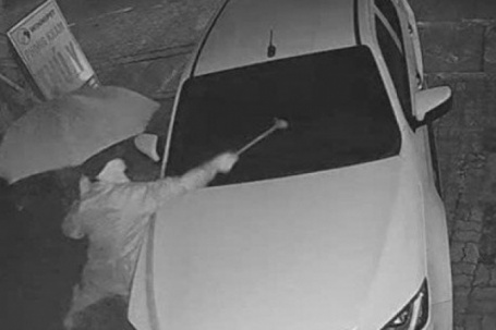 Vụ ô tô đậu trước nhà bị đập phá: Bất ngờ danh tính "thủ phạm" bịt mặt gây ra vụ việc