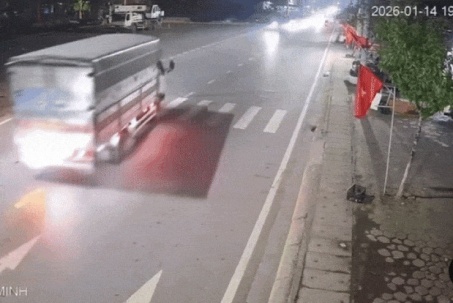 Clip: Xe tải đi ẩu lấn làn khiến hai xe máy 'nằm đường'