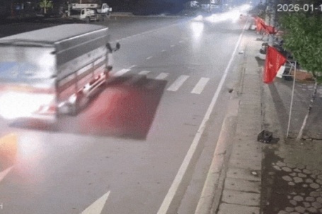 Clip: Xe tải đi ẩu lấn làn khiến hai xe máy  ' nằm đường ' 