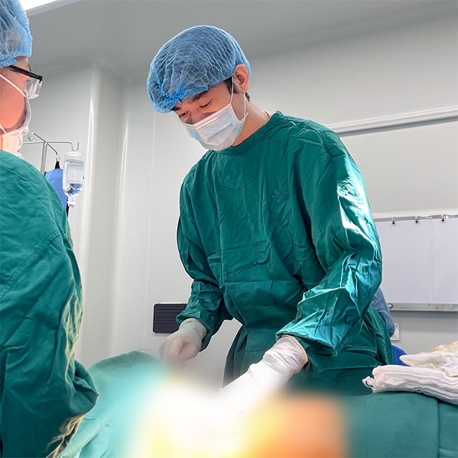 Hình ảnh Bác sĩ Huỳnh Tấn Đạt tận tâm trong phòng phẫu thuật