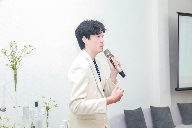 Bác sĩ Huỳnh Tấn Đạt chia sẻ kiến thức cho các bạn trẻ 