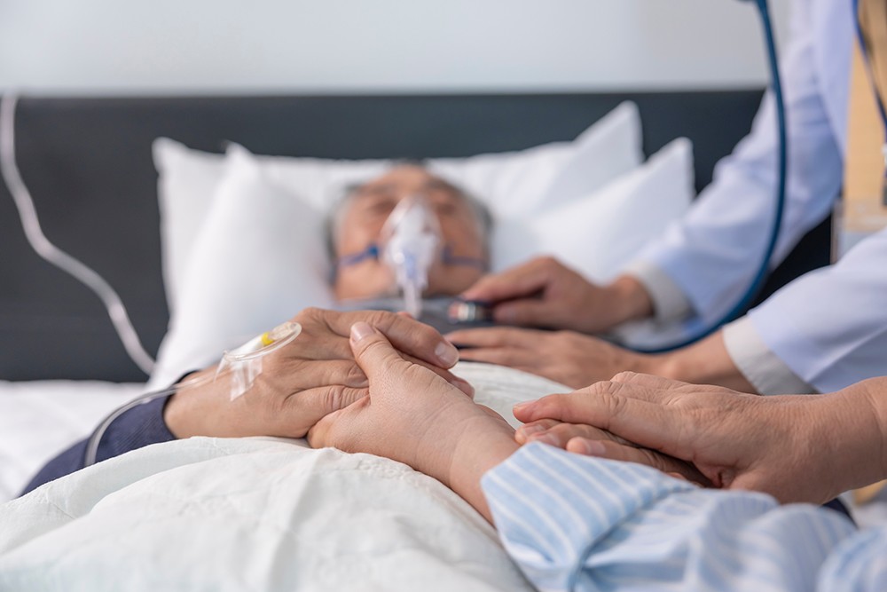 Người cao tuổi mắc cúm tăng nguy cơ nhập viện, biến chứng, thậm chí tử vong. Ảnh minh họa: Shutterstock