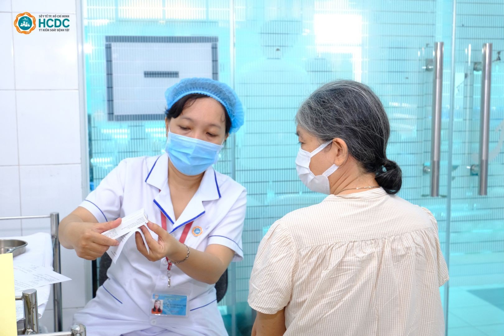 Người cao tuổi được tiêm ngừa vắc xin phòng cúm. Ảnh: HCDC cung cấp