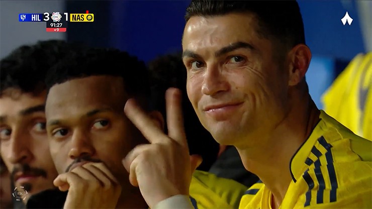 Cử chỉ gây tranh cãi của Ronaldo với trọng tài