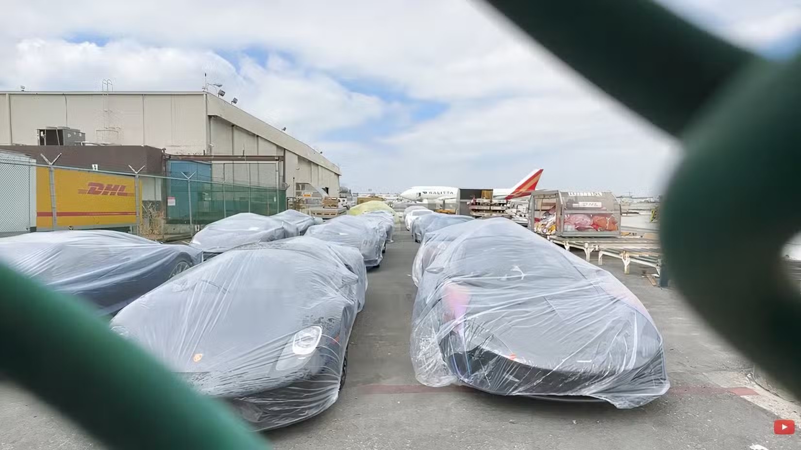 Bí ẩn dàn siêu xe trị giá 50 triệu USD xuất hiện tại sân bay - 1