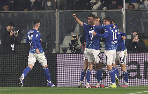 Como mở điểm chỉ sau 10 phút bóng lăn và áp đảo phần lớn hiệp 1