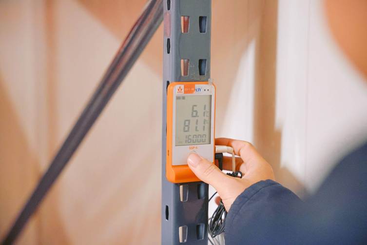 Kho lạnh dược phẩm hiện đại với hệ thống giám sát nhiệt độ và độ ẩm liên tục, đảm bảo chuẩn GSP – GDP